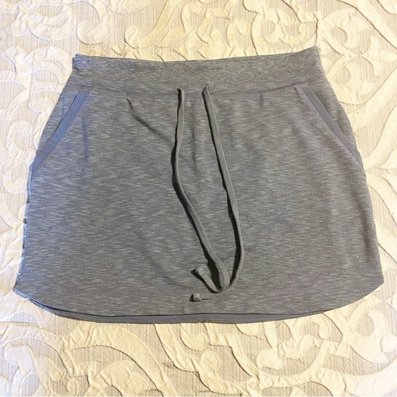 ATHLETA Dark Gray Marled Mini-Skirt with Pockets Size Medium - Picture 3 of 8